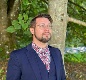 Hans Dur Molvik i blå jakke, fotografert utendørs.